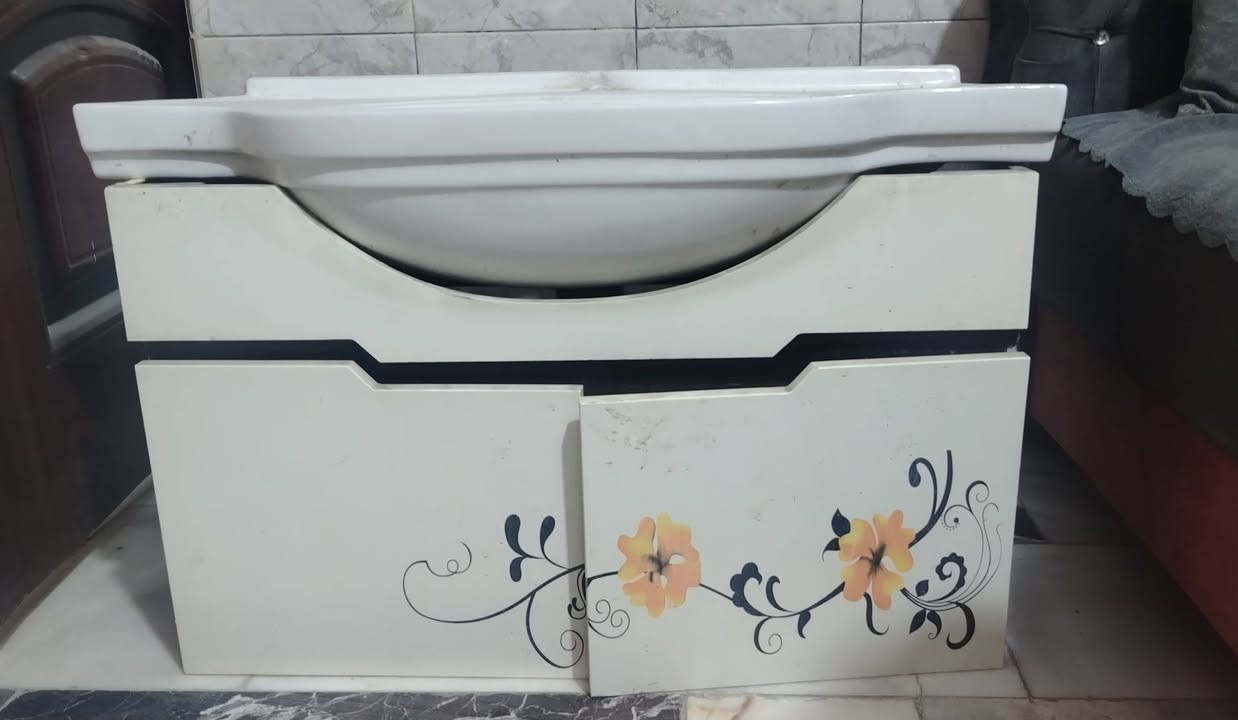 اغراض منوعة للبيع في بغداد جميلة الاولئ للاستفسار مراسله صاحب الاغراض التخم سعرة 3م ملايين قعادة  30 الف مغسلة كبيرة 25 والمغسلة صغيرة 15 /*********** صاحب الاغراض
