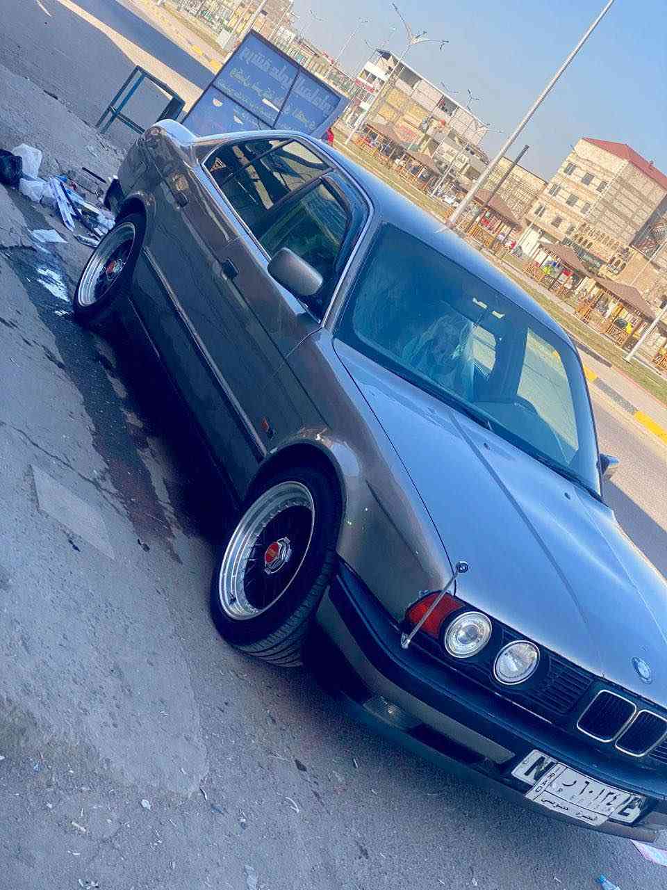 السلام عليكم للبيع BMW مديل 1992
مكينه وكير كفاله حجم المكينه  535i 
رقم بصره سنوية ما منتهيه تحويل ثاني يوم 
حداده حلوه 
تبريد شغال دواخل حلوه دشبول جديد 
لايتات زنون عالي وناصي العيون متغيره إلاوان 
تخم تاير ويل رياضي كزوز رياضي صووت رعب
السعر 43 $ عنوان بصره رقم 
*********** البصرة, العراق
