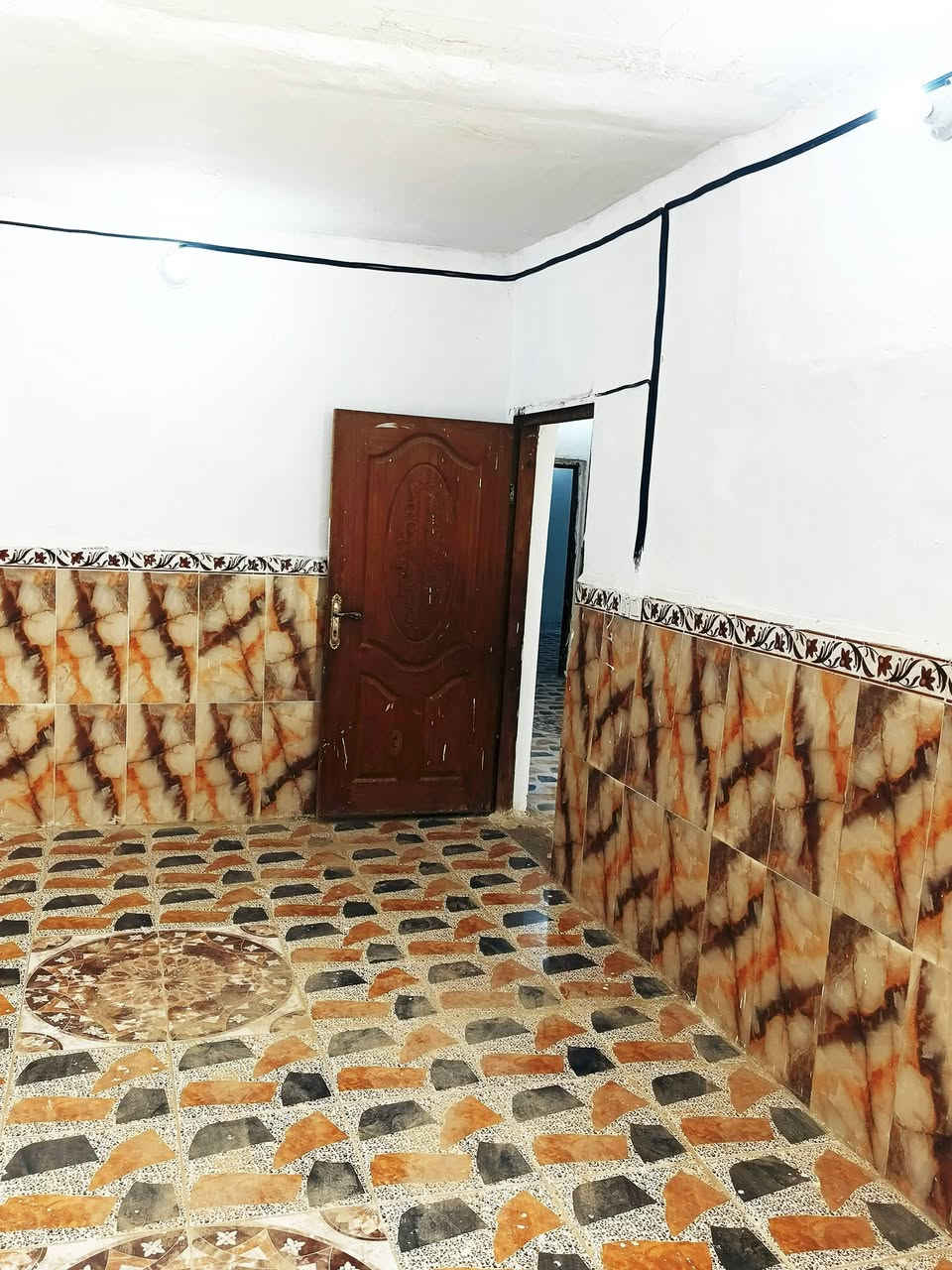 بيت للبيع بالوافدين الجديدة بصف احمد ابو الدهن والحسينية مساحة 150 البيت كامل صب وسيراميك يتكون من غرفتين جوه وصالة واستقبال ومطبخ وصحيات 
والطابق الثاني غرفتين وصالة للاستفسار ***********

