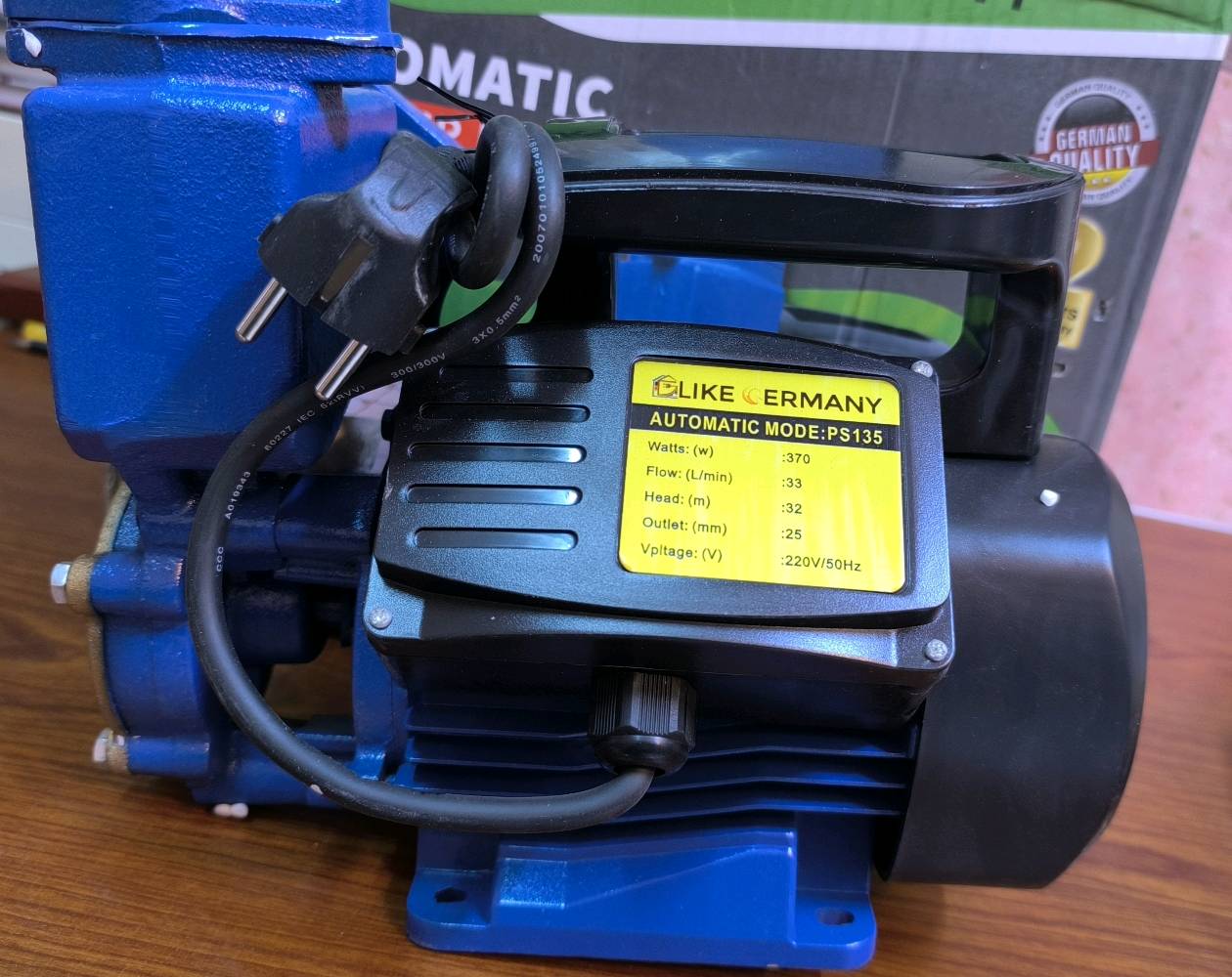 ماطور دفع الماء الأوتوماتيكي بقوة 370 واط، مثالي للاستخدام في المنازل والمكاتب. مواصفات عالية الجودة وتصميم شبيه بالمنتجات الألمانية لضمان أفضل أداء لزيادة ضغط المياه. يعمل على تيار كهرباء 220 فولت / 50 هرتز ويحتوي على نظام أوتوماتيكي لتوفير الجهد والطاقة. يأتي مع ضمان لمدة سنتين.
