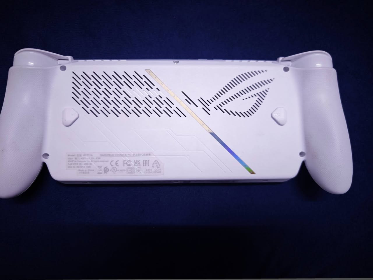 🎮 حاسوب ألعاب متكامل بين يديك: ASUS ROG Ally
استمتع بألعاب الكمبيوتر الضخمة (AAA) في أي وقت وأي مكان مع أقوى جهاز ألعاب محمول يعمل بنظام Windows 11 بالكامل.
🔥 الأداء والقوة الجبارة
المعالج المتقدم: معالج AMD Ryzen™ Z1 Extreme المخصص لمنصات الألعاب المحمولة (بمعمارية Zen 4 المتطورة، 8 أنوية و 16 مسار تدفق).
المعالجة الرسومية: بطاقة رسوميات AMD Radeon™ Graphics (بمعمارية RDNA™ 3) التي تمنحك سلاسة فائقة وقدرة تشغيل رسومية تصل إلى 8.6 Teraflops.
الذاكرة العشوائية (RAM): سعة 16 جيجابايت من نوع LPDDR5 بسرعة فائقة (6400MT/s) لتنقل سلس وسريع بين الألعاب والمهام.
سعة التخزين: ذاكرة SSD فائقة السرعة من نوع PCIe® 4.0 NVMe™ بمساحة 512 جيجابايت، تضمن لك سرعة إقلاع خيالية وتنزيل ألعابك المفضلة بدون انتظار.
📺 شاشة خيالية فائقة السلاسة
حجم الشاشة: شاشة باللمس بحجم 7 بوصات بدقة Full HD (1920 x 1080) تقدم تفاصيل حادة وألواناً نابضة بالحياة.
معدل التحديث: 120Hz مع دعم تقنية AMD FreeSync™ Premium للقضاء التام على تقطيع الإطارات.
السطوع والحماية: سطوع خارق يصل إلى 500 nits لتجربة لعب مثالية حتى تحت أشعة الشمس، محمية بطبقة Gorilla® Glass Victus™ المقاومة للصدمات والخدوش.
🌬️ نظام التبريد الذكي (Zero Gravity)
مجهز بنظام مروحة مزدوجة وتصميم حراري متطور يضمن بقاء الجهاز بارداً وهادئاً تماماً في أي وضعية حمل، لضمان استقرار الأداء الفائق خلال جلسات اللعب الطويلة.
🎵 الصوت والاتصال والأزرار
صوت سينمائي: مكبرات صوت مزدوجة تدعم تقنية Dolby Atmos وصوت عالي الدقة (Hi-Res) لعزل تام وعمق صوتي محيطي.
التحكم المحترف: عصي تحكم دقيقة (Thumbsticks)، أزرار تحكم مريحة مع أزرار خلفية قابلة لإعادة التعيين (Macro Buttons)، ومستشعر بصمة مدمج بزر الطاقة لتسجيل دخول آمن وسريع.
الاتصال الحديث: يدعم شبكات Wi-Fi 6E ثلاثية النطاق لتنزيل ولعب أونلاين بدون أي تأخير، مع منفذ USB-C يدعم الشحن السريع بقوة 65 واط.
الوزن: خفيف جداً ومريح لليدين بوزن 608 غرام فقط!
للحجز والاستفسار الاتصال على الرقم ***********
مستعمل اسبوعين فقط

❌ملاحظة  الرقم مابي واتساب
