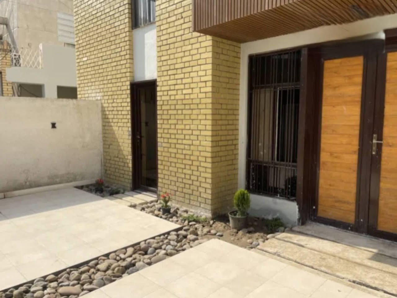 شقة ارضية تجارية للايجار 

الموقع/ الحارثية  

المساحه/240م
واجه 10 ونزال 24

المواصفات 
طابق ارضي معزول عزل تام 
مدخل خاص 
3غرف نوم 
2حمام
مطبخ 
صاله 
كراج سيارة واسع
شقة تجارية بحت
$سعر الأيجار الشهري/2,500

تجاري/0778440608


**إذا كنت صاحب هذا الإعلان وتريد حذفه لأي سبب، رجاءا أرسل رسالة إلى الدعم الفني**