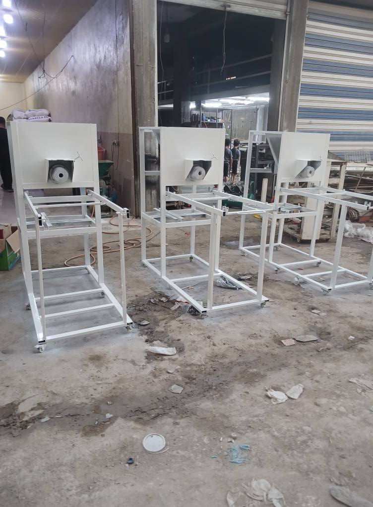 #ضمان_سنه_صيانه_وعمل 
تصنيع وصيانه قطاعات كعك ابو السمسم تقطع جميع الاوزان والاشكال 😍اصبع 😍 برازيلي 😍 بيروتي 😍 واي سرعه انت تريدها مع ميز دوار او بدون ميز دوار 😍  اني عندي فرن تجي تشتغل بيها انت بايدك على عجنتك وتشوف شغلها وتاخذها للاستفسار على الارقام
***********،،،،،  ***********.....، ***********،،،،،***********،،،***********
#قطاعات_عجانات_افران_مخبزدوار
