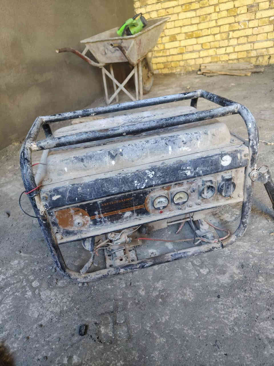 متاح مولد شغال بس يدخن عوزه رنكات مولد سلفه شغال عوزه باتري
سعره 75وبي مجال مكان كوت حي الجهاد 
***********
