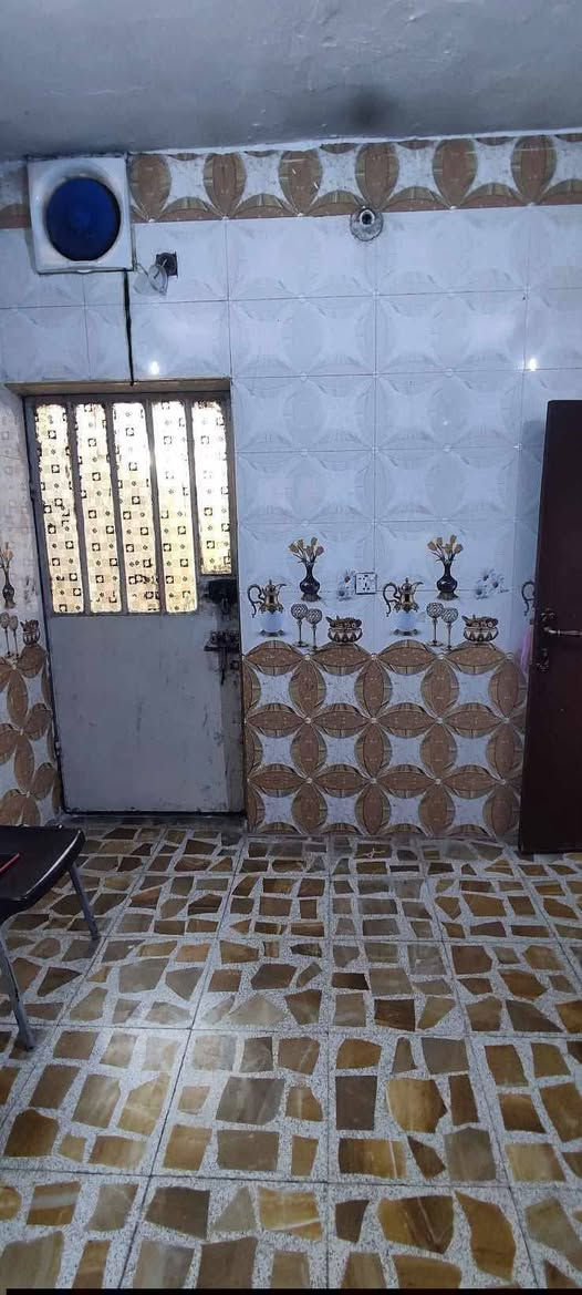 السلام عليكم دار سكني مساحه 200 حي الجمعيه قرب السوق جاهز من كلشي طابو سكني اتصال 
***********////***********
