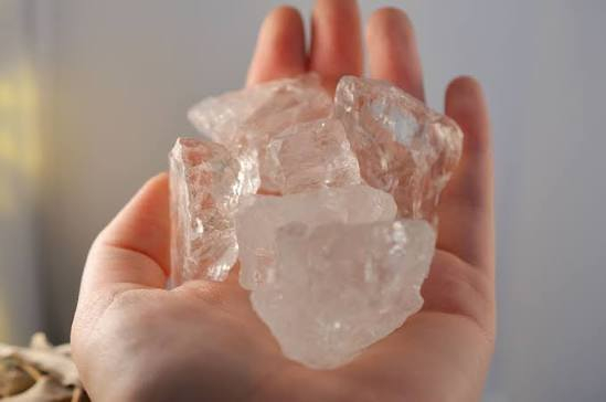 من رخصة الادمن السلام عليكم حجر الكوارتز للبيع فائدة   حجر(المرو) و قوته في العلاج الروحي

على مر العصور كانت الحضارات القديمة مثل الفرعونية, الهندية, الصينية, الرومانية, اليونانية وغيرها تستعمل الأحجار الكريمة والكريستال في الطقوس الروحية والتي كانت تهدف لمعالجة الروح والجسد. لذا نرى ونجد هذه المعابد مرصّعة بالأحجار الكريمة المولونة وبأشكال مختلفة.

بالإضافة إستخدم الكهنة في قديم الزمن الكريستال في السحر, وحتى يومنا هذا يستعمله بعض المنجمين في تكهنات الحظ والمستقبل.

من أهم هذه الأحجار في أيامنا هو حجر الكوارتز أو المرو, وهو معدن تم إكتشافه على يد الأخوين الفرنسيين بيير وجاك كوري سنة 1880 , وذلك عندما كانا يدرسان عينات من الرمل لاحظا ظاهرة غريبة بأنه عند تعريض الكوارتز لجهد آلي يتولد منه تيار كهربائي, وحين تتعرض بلورة الكوارتز لمجال كهربائي فإنها تتذبذب وتهتز بتردد معين يتسم بالإنتظام والدقة العالي. هذه الظاهرة عُرفت بالبيزوكهربائية. للكوارتز ألوان مختلفة وعديدة وهو مكون من ثاني أكسيد السيليكون.

من هنا نرى بأن للكوارتز طاقة عالية وقدرة هائلة تساعد على إزالة وتنظيف الطاقة السلبية وتنقية الهالة الجسدية, الأمر الذي يساعد جسم المريض على مقاومة المرض وزيادة المناعة لديه.

وكما ذكرت سابقاً في مقالة التشاكرات ومراكز الطاقة بأن هذه الشاكرات تعمل بشكل إهتزازي وتذبذبي متناسق ومتناغم, وبما أن حجر الكوارتز يعمل بنفس الطريقة نستنتج بأن إستعمال الكوارتز في العلاج يساعد على تنقية الهالة من الطاقة السلبية ويساعد التشاكرات على الموازنة والعمل السليم.

ولكن كل هذا يعتمد على إستعمال حجر الكوارتز بالشكل السليم وعدم الإفراط بإستعماله, لذا تتم العملية بأن نحاول وضع أحجار الكوارتز على مراكز التشاكرات وحسب الألوان. أي نختار سبعة أحجار كوارتز بسبعة ألوان كألوان التشاكرات نستلقي على فرشة أو سرير ونضع كل حجر كوارتز حسب لونه فوق التشاكرا المناسبة له لمدة حتى نصف ساعة.

وإذا كان من الصعوبة أن نضعها متفرقة يمكن وضع سبعة أحجار الكوارتز بألوانها فوق شاكرا البطن/الشمس لمدة ربع ساعة فقط. يمكن إعادة هذا التمرين يومياً حتى نشعر بالراحة أو بإستعمال الحجر المناسب للتشاكرا التي نشعر من خلالها بألم ما.

طبعاً هناك أساليب علاجية أخرى لحجر الكوارتز مثل معاينة المرض بوضعها فوق أعضاء مختلفة بالجسم, ولكن لا يمكن ممارسة هذه الطريقة بدون التدرب والتتلمذ عليها بشكل مهني.

تجدر الإشارة بأنه يجب غسل أحجار الكوارتز بين الحين والآخر لتنقيتها وتنظيفها من الطاقة السلبية. لذلك ينصح الأخصائيون بأن تُنقع أحجار الكوارتز في ماء مالح (مفضل ماء بحر) لمدة ساعتين إو ثلاثة ساعات (حسب الإستعمال) وبعدها نضع هذه الأحجار تحت ماء عادي (حلو) لمدة نصف ساعة, وبهذا نجدد الطاقة الإيجابية بها.


**إذا كنت صاحب هذا الإعلان وتريد حذفه لأي سبب، رجاءا أرسل رسالة إلى الدعم الفني**