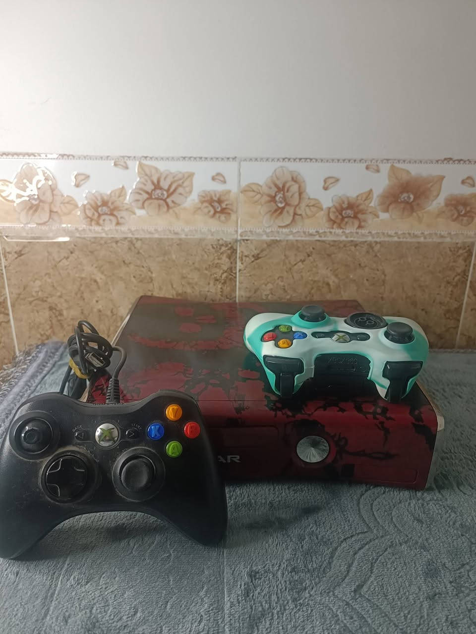 للبيع اكس بوكس 360 عدد ثتين باندل
الأبيض نضيف جدا ويا يدات ثنين وبي 99 لعبه نضام ارورا يعني يعرض سورة اللعبه 
الأحمر نضيف جدا ويا يدات ثنين وبي134 لعبة  نضيف مال بيت 
سعر الواحد 115 للأتصال ***********
