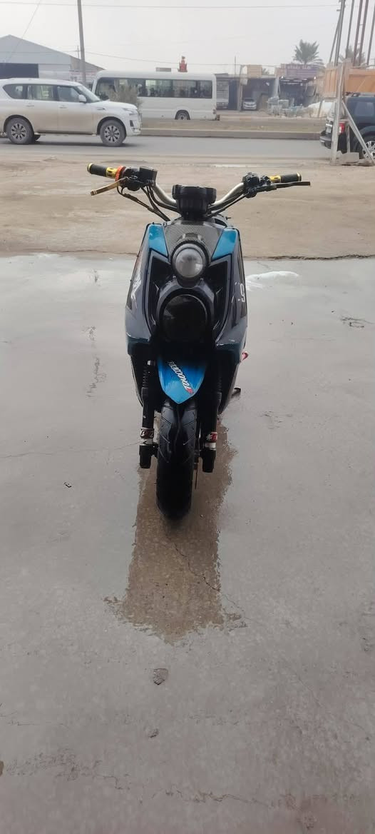 سلام عليكم ورحمة الله سكنس جبلي نوزل مكينه بلاد مامفتوحه دراجه خرسه كهربائيات كلها شغاله مابيها نقص اكلوب مابيها كله شغال شلعه ومعدل تاكل الكاع رايدها ٦٧٥ بيها مجال قليل *********** مكاني حصوه
