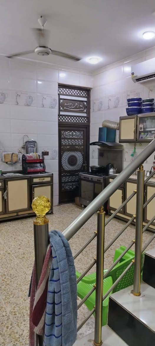 السلام عليكم 
هذا المشتمل طابقين وبيتونه طابق ثالث مساحته ١٠٠م الوجه ٥م ونزال ٢٠ بناء طابوق حديث ضلع منفصل وسقف منفصل سعره ١٣٥ مليون وبي مجال المكان فلوجة حي نزال نافذ على شارع السد وشارع جامع عبدالعزيز
للاستفسار ***********
