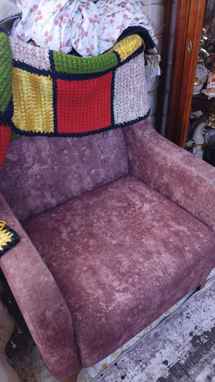 تخم للبيع سبع مقاعد خشب زان واسفنج عالي بسعر مناسب التواصل واتساب ***********
