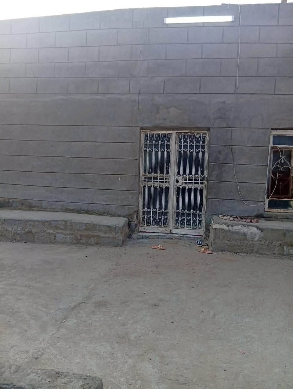 فرصه مميزه وبيع مستعجل دار للبيع طابو زراعي سند 25 مساحه 300 متر  بناء حديث منطقه سكنيه كافت الخدمات العنوان/حله وردية شارع الغسل مقابيل عيادة الدكتور احمد الجمل -------- ملاحظه بناء بلوك   السعر 55 مع المجال للاستفسار *********** + ***********
