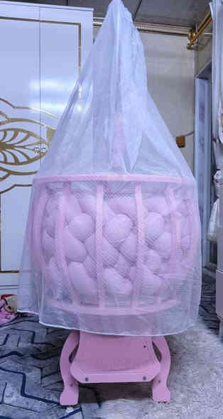 كاروك" (سرير أطفال) صناعة تركية، وهو مناسب للأطفال حديثي الولادة وحتى عمر 3 سنوات، مصنوع من خشب MDF، ويمكن استخدامه كسرير هزاز أو ثابت  رقم الهاتف:***********
