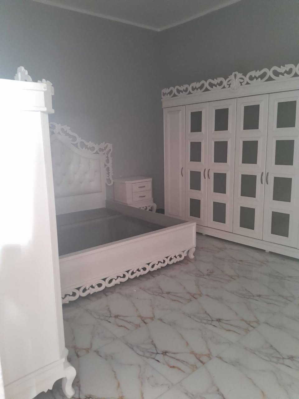 بسبب الوعود الكاذبه تم إعادة النشر بيت زراعي للبيع مساحه 125 ركن بشارع مول الكوخ قرب أسواق الشيرازي بناء جديد صارله 5سنوات يحتوي على غرفتين وصاله ومطبخ وصحيات داخليه وخارجيه وستقبال وطارمه جبيره عالي عن الشارع البيت فارغ  حاليآ  السعر خاص رجاء منشور مايعجبك لاتدخل عليه تمام *********** واتساب
