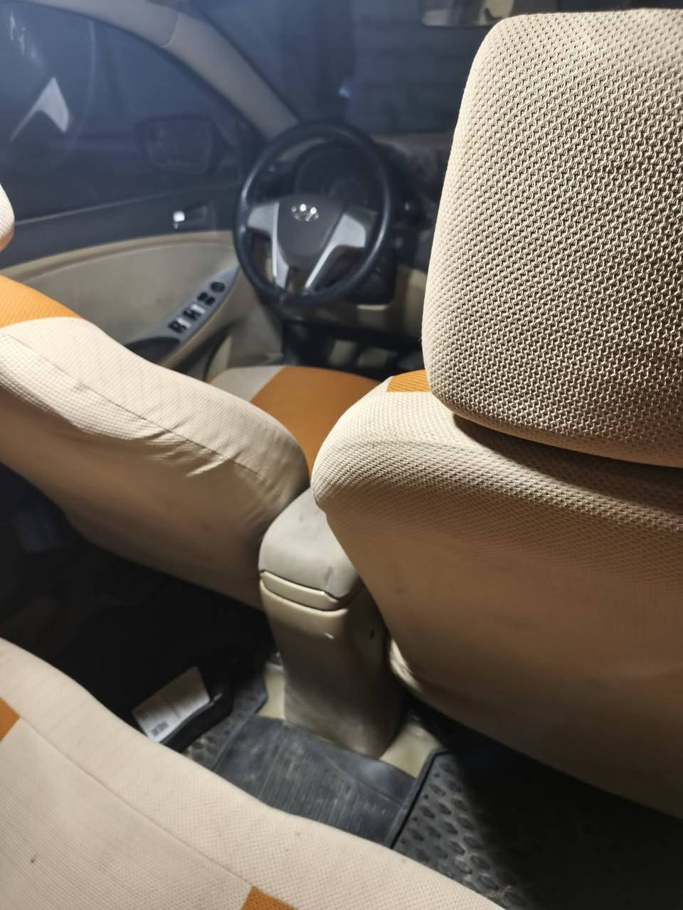 السلام عليكم. للبيع اكسنت 2015 مكينه 1400 شادله منضومه غاز صدره خير من الله تخم تاير نضيف السياره نقصه كير . مصفره هيئه وغرامات السياره بسمي رقم اجنبي تحويل أي قوت  السعر65. وبيها مجال. المكان الرمادي. ***********
