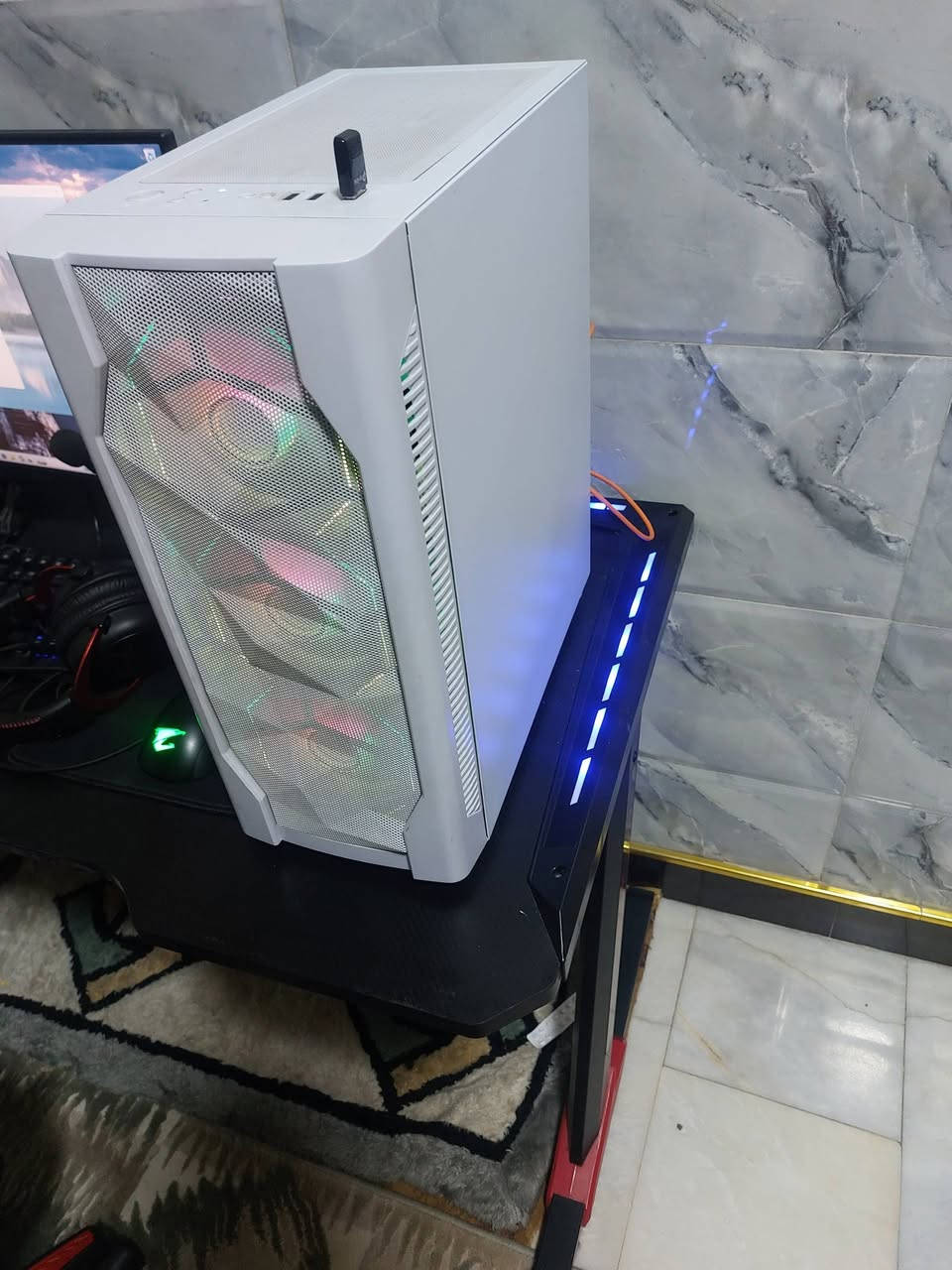 Pc للبيع المواصفات
المعالج: i5 12400F 
الرامات :16 ddr4 
تيرا: hdd
 ال 256 ssd عليه نضام ويندوز 11 برو
كرت: 4060 rtx 
شاشه: msi fhd 180hz
يو بي اس: 1500w ماركه زيوس
ماوس :aorus M3 RGB
كيبورد : REDRAGOM 
سماعه :HYPERX CLUD 2 
طاوله: RGB بصمه
كرسي كيمنك 
ماوس باد عادية
السعر مليون وستميه وخمسين وبيهة مجال جداً بسيط
الرقم
***********
