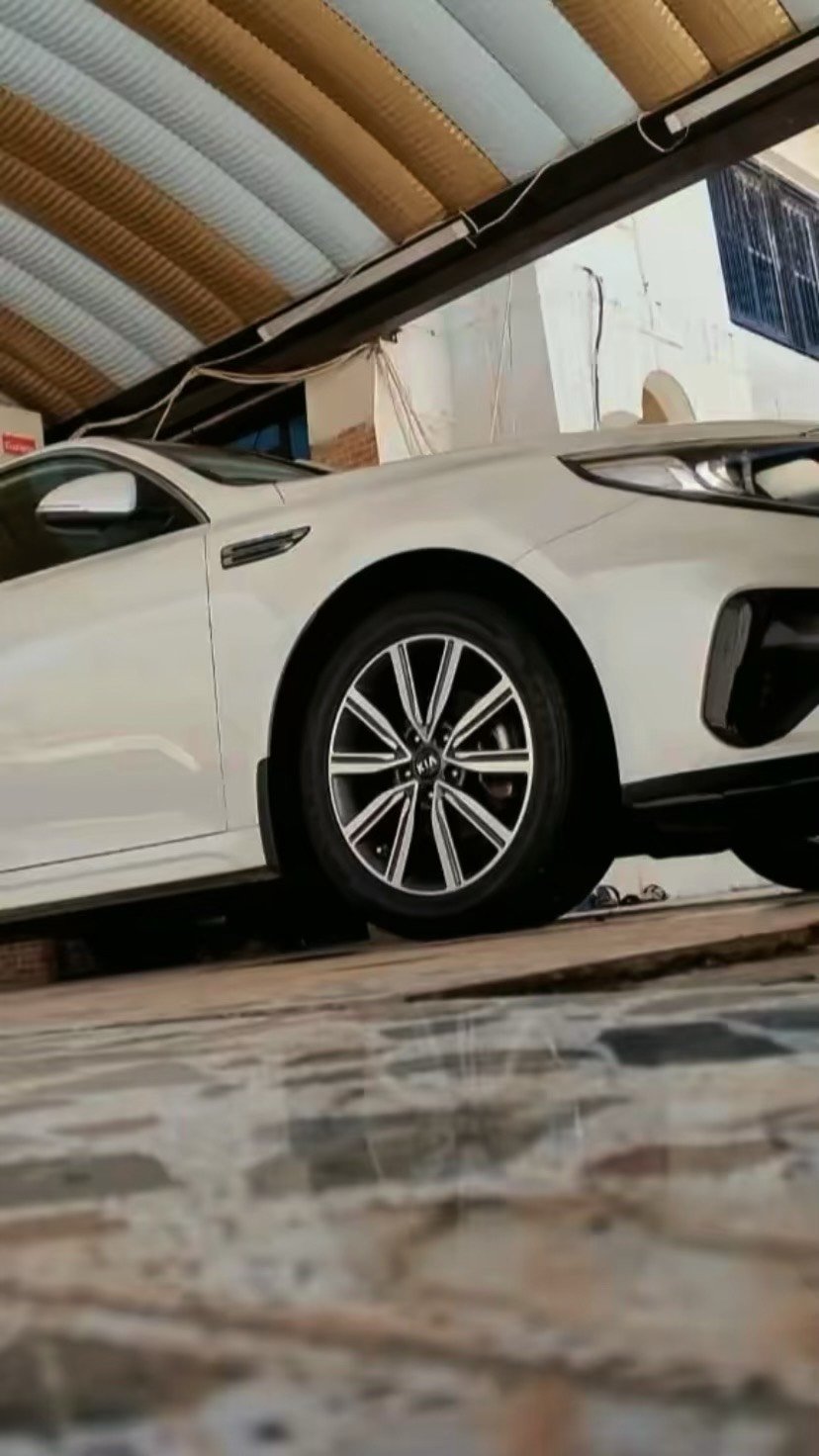✨ للبيع كيا اوبتيما خليجي 2019 ✨✨

✨ محرك 2400 DOHC - 185 حصان ✨✨



✨ ويل 18 انج ✨ رقم مميز ✨✨



**المواصفات الميكانيكية:**



✨ المحرك: 4 سلندر 2.4L DOHC 16V MPI



✨ القوة: 185 حصان @ 6000 rpm



✨ العزم: 241 نيوتن.م @ 4000 rpm



✨ الگير: 6 سرعات اوتوماتيك سبورتماتك + تبترونك



✨ وضعيات القيادة: Eco / Normal / Sport



✨ الدفع: امامي FWD



✨ الصرف: 24 داخل / 33 خارج / 27 مشترك MPG



✨ التانكي: 70 لتر



✨ الباتري: 80 امبير AGM



**الابعاد:**



✨ الطول: 4855 ملم



✨ العرض: 1860 ملم  



✨ الارتفاع: 1465 ملم



✨ قاعدة العجلات: 2805 ملم



✨ الخلوص: 135 ملم



✨ الصندوق: 450 لتر



✨ الوزن: 1465 كغم



**المواصفات الخارجية:**



✨ ويلات 18 انج المنيوم دايموند كت



✨ تايرات 235/45R18 جديدة



✨ اضوية امامية ليد بروجكتر + DRL



✨ اضوية خلفية ليد



✨ مري كهربائية + تدفئة + طي + اشارة



✨ حساسات خلفية + كاميرا HD



✨ بصمة ابواب + تشغيل عن بعد + دخول ذكي



✨ فول مواصفات عدا البنوراما



**الداخلية والرفاهية:**



✨ شاشة 8 انج لمس + GPS + CarPlay + Android Auto



✨ بلوتوث + USB + AUX + 6 سماعات + صب ووفر



✨ تكييف ثنائي Dual Zone + فتحات خلفية



✨ تدفئة ستيرن + تدفئة مقاعد امامية



✨ مقاعد جلد + كهربائية + ميموري للسائق



✨ كروز كنترول + تحكم ستيرن



✨ زجاج كهربائي اوتو 4 ابواب



✨ مراية وسط تعتيم تلقائي



✨ اضاءة داخلية ليد + ستائر خلفية



**الامان:**



✨ 6 ايرباك



✨ ABS + EBD + BA + ESC + TCS



✨ النقطة العمياء BSM



✨ مغادرة المسار LKA  



✨ تنبيه المرور الخلفي RCTA



✨ حساسات ضغط الاطارات TPMS



**حالة السيارة:**



✨ نظيفة جدا شرط الفحص 

✨ صيانة وكالة وماشية قليل



**السعر:** 188 ورقة وبيها مجال



**المكان:** الانبار - الحبانية



**رقم الهاتف:** ***********



✨ اتصال + واتساب ✨
