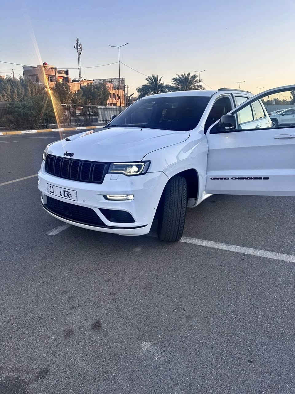 السلام عليكم للبيع جيب كراند شيروكي (S)
موديل 2022 خليجي
 وكالة خليجيه
السيارة مكفولة كفاله عامه بوضع الشركه بلاد 
مواصفات ال s فول 1/1
ماشيه: 40 KM
1-رادار امامي عدسه
2-محرك 3.6L (6v)
3-داخل احمر وأسود بلادي 
4-تحذير خروج عن المسار 
5-نقطة عمياء 
6-دفع 4x4
7-فرش المقاعد جلد الأمامية كهرباء 
8-المقاعد الأمامية تدفئة وتبريد 
9-ذاكرة حفظ وضعيات الجلوس 
10-تدفئة ستيرن 
11-سقف بنورما 
12-شاشة حجم 4.8 
13-نظام خاص لطرق الوعرة 
14-مصابيح الأمامية زنون 
15-مصابيح LED
16-كشافات ضباب زنون 
17-تشغيل عن بعد 
18-صندوق كهربائي  
19-حساسات امامية 
20-حساسات خلفية 
21-كامرة خلفية 
22-ويل قياس 20 اسود لماع 
23-المرائة بـ خاصية التعتيم الذاتي 
24-مرائة امامية كهرباء 
25-بلوتوث تلفون 
26-تحديد سرعة 
27-تحديد مسار 
28-نظام تشغيل وإطفاء أتوماتيكي 
29-نظام بريك اتوماتيكي 
باقي مواصفات S معروفه سياره جديده بمعنى الكلمه من الزيرو لحد ليوم على ايدي رقم بغداد باسمي تحويل مباشر
لاتصال والاستفسار:***********
او ***********
السعر: 365💸
