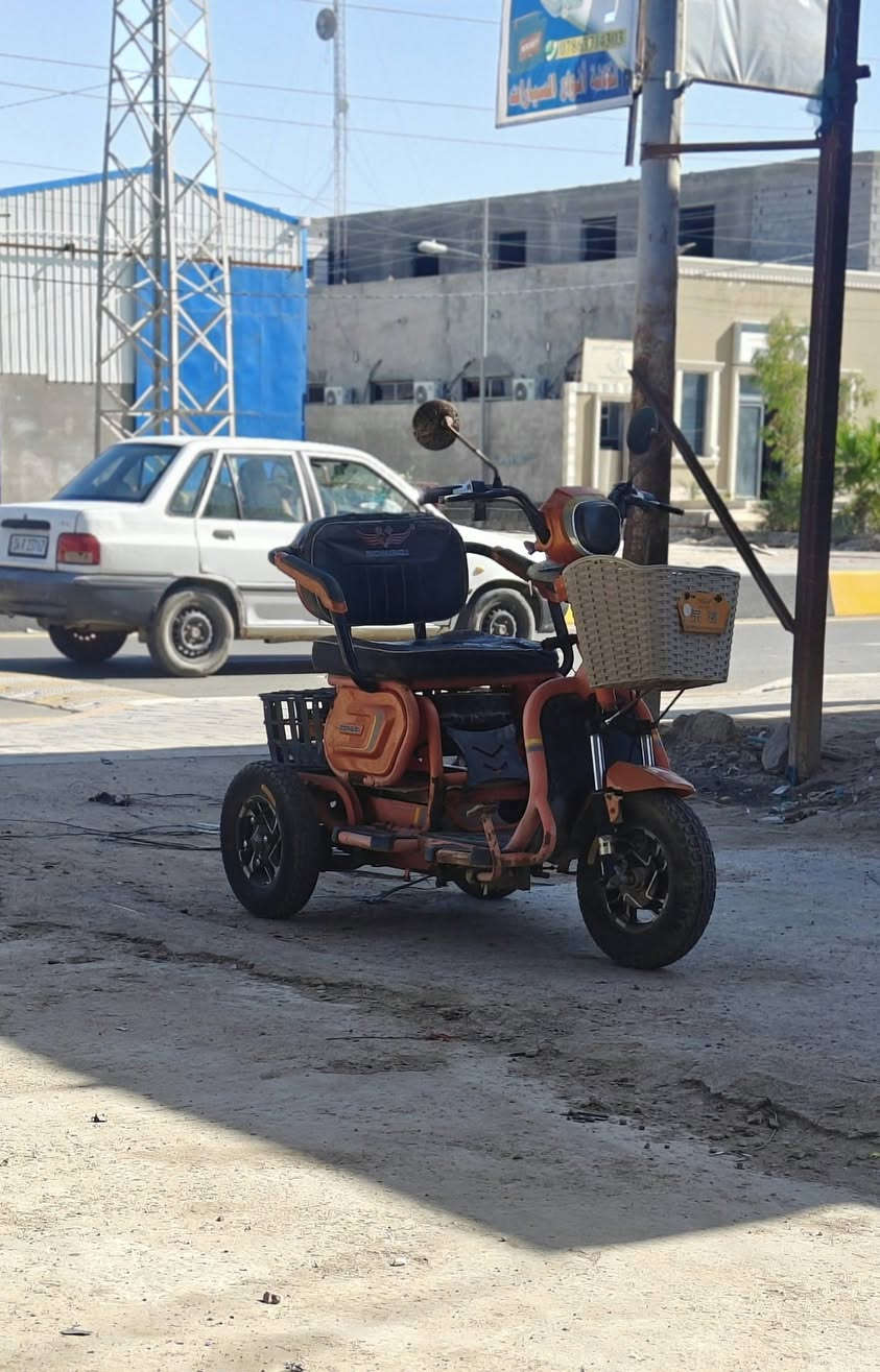 دراجة شحن.... بطاريات جديدة بالكارتون عدد اربعة
 سرعتها 50
شحنها ما شاء الله يطول هواي
ثلاث سرع كهربائيات شغالة وايضا بيها رجوع على البك
مكاني القرنة بني منصور 
سعر 300 وبيها مجال 
استفسار ***********
