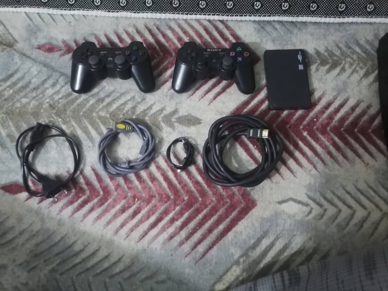 بلي 3 استعمال قليل 
الجهاز لا مفتوح ولا مصلح
الوايرات كامله +يده اصليه+يده تجاريه +هارد 320gb
الهارد بي ٣٥ لعبه من ضمنهن بيس 2024+كول اوف ديوتي اربع أجزاء +ردييد 1+بيس 2013+بيس2018+سبايدر مات +WWE 2011.     
.
اوغيرهن اكو العاب @ @إشارة
                           للاستفسار                      ***********
