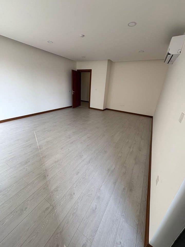 للايجار ‼️شقة في مجمع الروان السكني  قرب كلية الرشيد 📍
 تحتوي على طباخ وغساله وغساله صحون مطبخ كامل  وسبالت 
طابق 11
عمارة r2
3 غرف نوم  3 حمام مسكونه جدا قليل  
والايجار جدا جدا مناسب وشهر بشهره بدون مقدم 
***********
