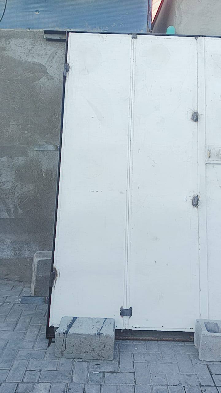 بيع باب
ارتفاع (2.5) مترتين ونص
العرض مترتين و 35 
دفترين 4 طلاكات
السعر ٤٠٠ الف
متواجد واتساب ***********
