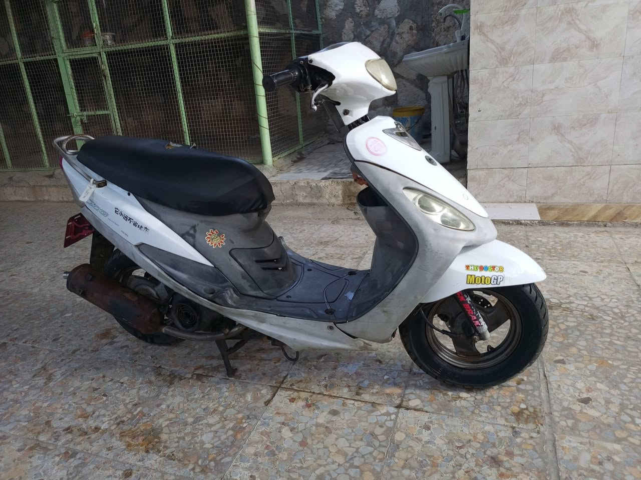 السلام عليكم
ماكس منغولي 
دراجه كله شغاله 
مكينه بلاديه لاتبخير لا نضوح 
شلعه ومعدل خير من الله 
سوادات ختم واحد كفرات مختمه
مزوده دسك امامي ولنصبه كدامك
نقصه فقط باتري 
السعر300وبيه مجال
مكاني حله ابو غرق 
***********
