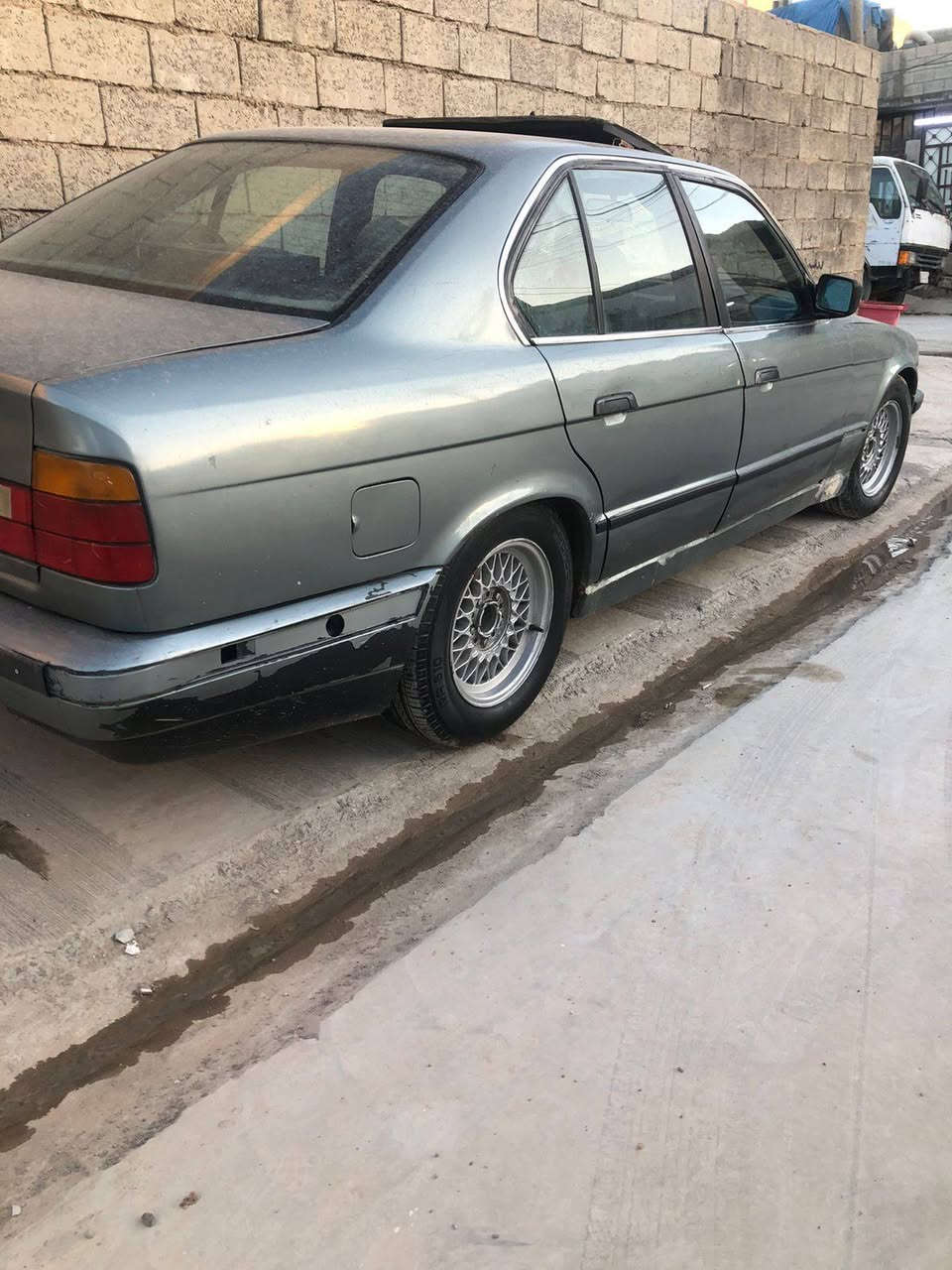 السلام عليكم سياره  520BWM بلاد موديل 92 سياره فول رقم بغداد صدامي شرط وكاله سعر 28 سنويه كرتونيه رقم موبايل واتساب ***********
