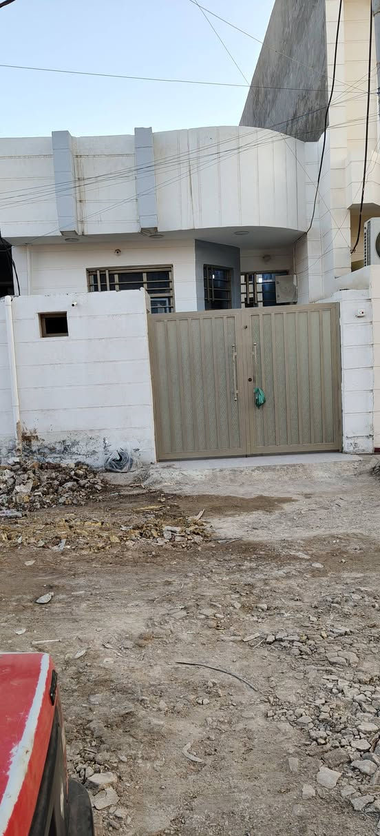 مشتمل 100 متر طابق واحد للبيع يتكون من استقبال وصاله ومطبخ غرفة نوم بناء البيت  طابوق وبناء البيت حديث الارضيه كوله سيراميك موقع من يم شركة الافراح للاثاث اول فرع عل يسره من تدخل الفرع ثاني بيت عل يمنه موقع مميز للاستفسار الاتصال على الارقام ***********/ ‏‪0773 536 6890‬‏
