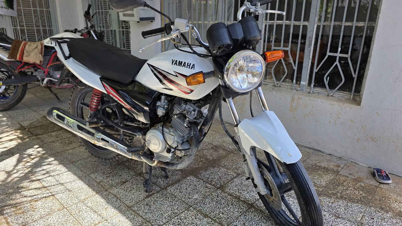 السلام عليكم دراجة للبيع نوع YAMAHA  ياباني استيراد خاص  الوحيدة بل عراق متروس ختومات مكينة ناعمة ممفتوحة شوفة عينك و الدراجة نضيفة  شلعة معدل نكرة سلف  الدراجة ما بيهة اوراق   المكان ديالى بعقوبة بهرز السعر 950 بيهة مجال حك الجية رقمي ***********
