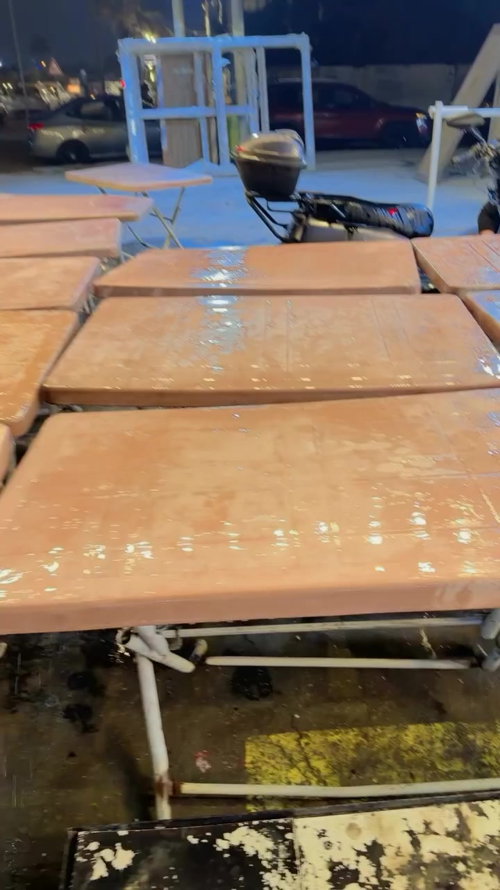 السلام عليكم

ميز بلاستك مستخدم 

السعر الزوج 25 الف 

رقم الهاتف *********** مكاني بغداد الغزالية
