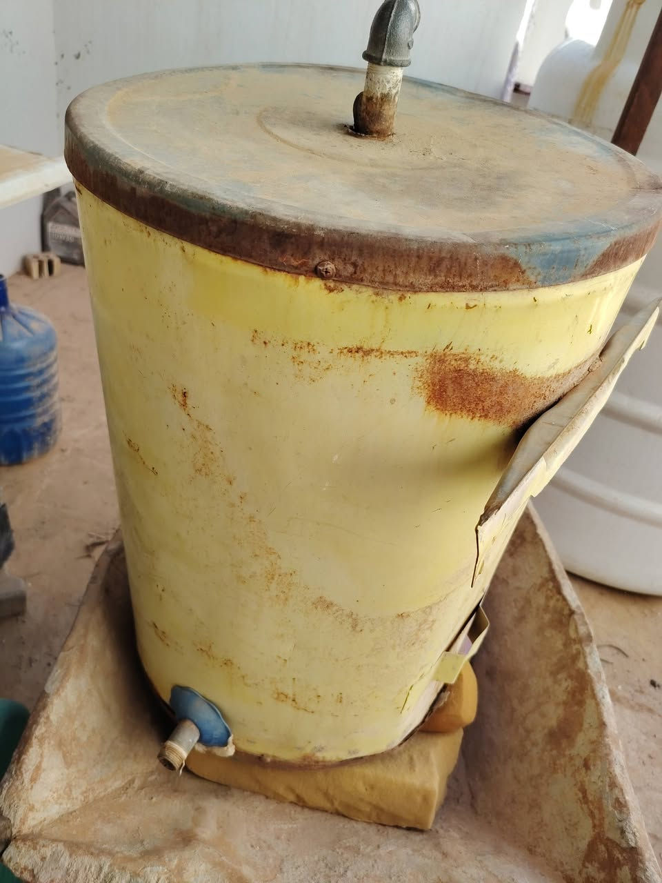 اغراض للبيع كلهن ١٥٠ خزان حجم جبير كيزرات اثنين جبير وزغير شغالات بس الجبير  يندي مي قليل والمولدة شغاله الله شاهده كلهن ١٥٠ الشراي بس


**إذا كنت صاحب هذا الإعلان وتريد حذفه لأي سبب، رجاءا أرسل رسالة إلى الدعم الفني**