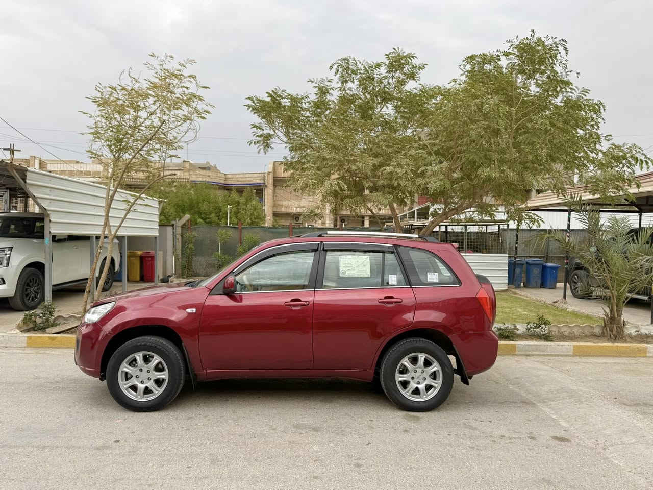 السلام عليكم للبيع شيري تيكو موديل 2014 سياره جديده مكفوله لاضربه ولاتبديل مكينه 2000 وكير مكانيك  كلها على وضع الشركه بأسمي رقم انكليزي تحويل مباشر تخم تاير جديد صدر امامي وخلفي جديد كهربايتها كلها تشتغل ماشيه 62الف حقيقيي  الرقم ***********العنوان بغداد شراي يتصل
