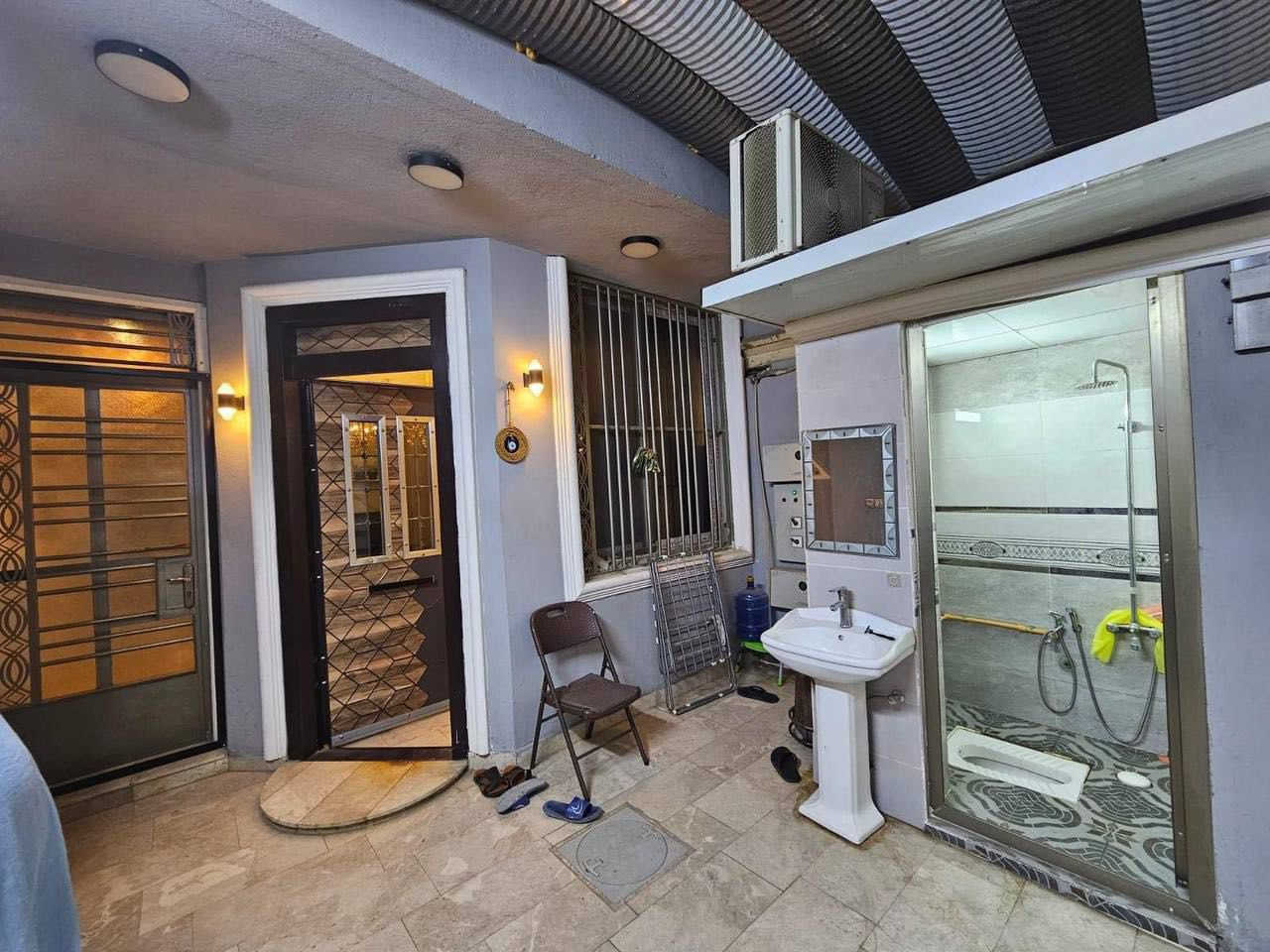 دار للبيع مساحة 100 متر حي الجهاد مربع
البيداء  قريب شارع العام 
 يحتوي على 4 نوم صحيات عدد 3 صالة مطبخ بيت كلش نضيف وجاهز للسكن سعرة 215 وبي مجال 
الاستفسار ***********
