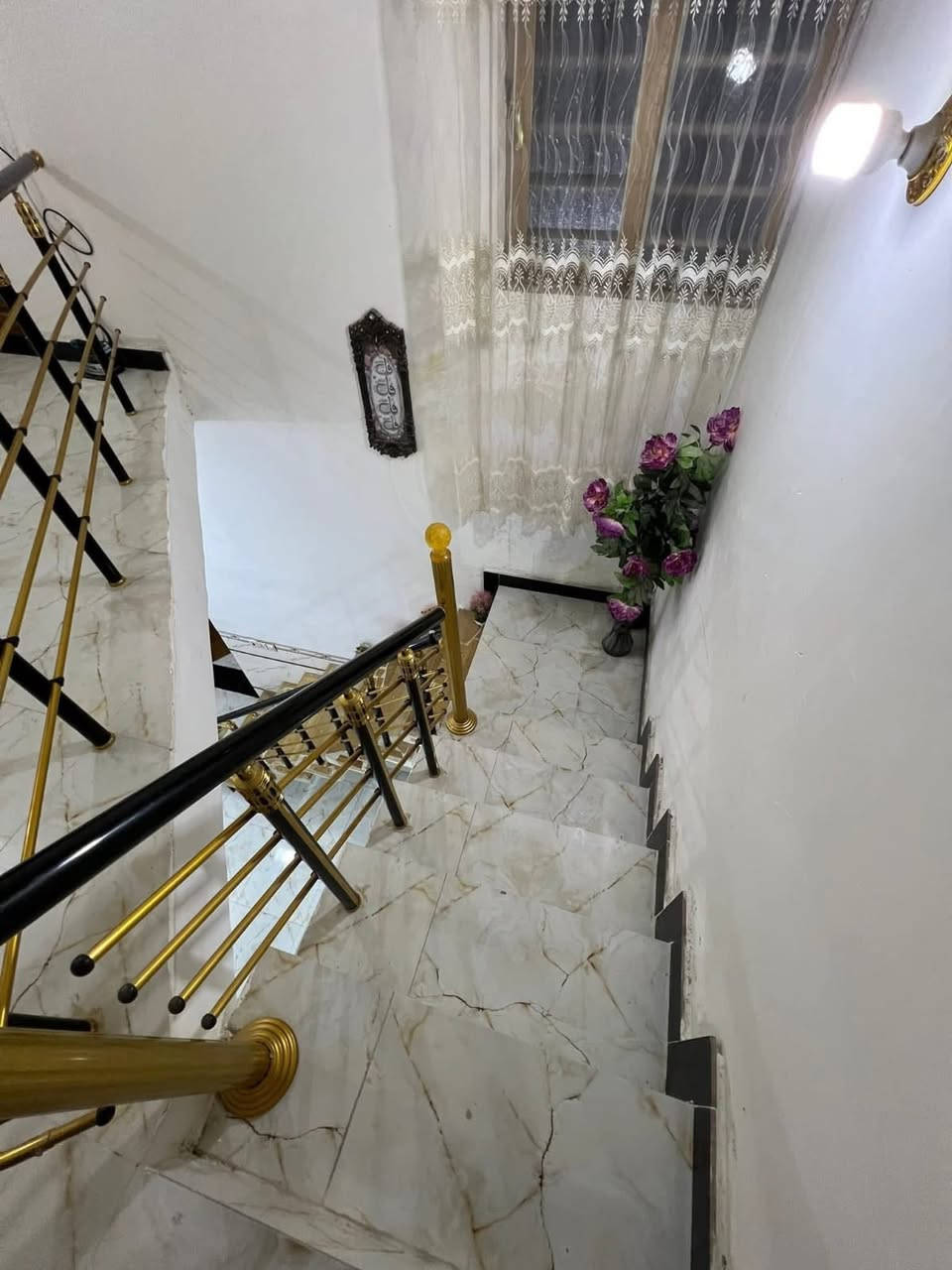 🏡 دار سكن للبيع بيع مستعجل سعر ( 115) وبي مجال
– حي الفرات

📍 الموقع: حي الفرات قريب على شارع الصب

📐 المساحة: 100 متر

🏗 البناء: كونكريت

🏠 عدد الطوابق: طابقين

🔹 تفاصيل الطابق الأول:

 • طارمة

 • استقبال

 • صالة

 • مطبخ

 • غرفة نوم

 • مناور عدد 2

 • صحيات داخلية وخارجية

🔹 تفاصيل الطابق الثاني:

 • غرفة نوم

 • صالة

 • سطح

🔺#للاستفسار مراسله واتساب ع الرقم التالي 

http://wa.me/+964*********** مقتدى 📲

***********     —————————————————————

او زيارة مكتبنا

🔺العنوان:- حي الجامعة شارع عشرين مكتب وليد للعقار
