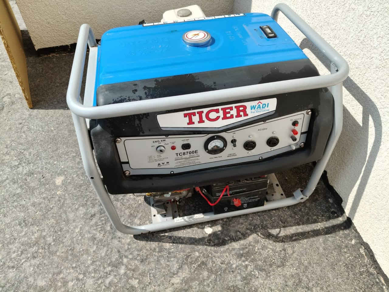 يوجد لدينا مولد ٥ كي في بنزين للبيع جديد
راس توليد نحاس ١٠٠/١٠٠
 راس توليد ١٤ سنتيمتر
نظافة المولدجيد جدا
شرط المحرك بلادي وشرط الشغل
العنوان تكريت حي العصري قرب مدرسة الخنساء 
*********** عمر 
ورشة الحكم لتصليح المولدات بانزين وكاز وبيع الئدوات الاحتياطيه
