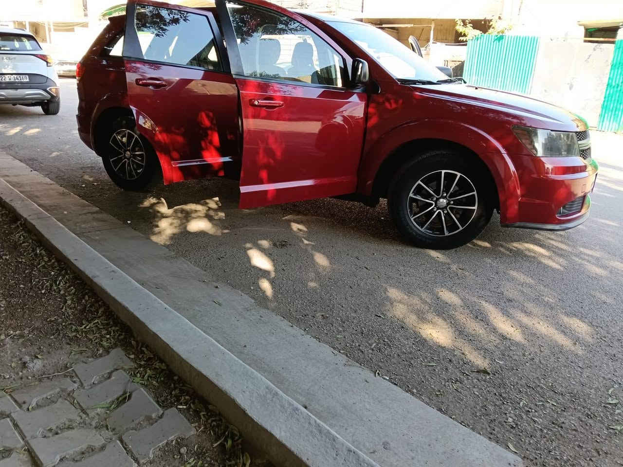 دوج جورني موديل 2009  احمر كرزي حادثها جاملغ امامي الأيمن والبنيدفقط  بجم  سليم  محرك 4سلندر  2400  كير ومكينة  جيد جدا  سيارة جاهزة تبريد تدفئة  صدر  تخم تاير ويل كب شاشة اندرويد وكاميرا دواره    كهربائيات كلها شغاله   بيها 5 قطع  صبغ  بدون  حادث  اثر شخوط و جراد  وصورها قبل الصبغ موجودة  ماشية 127800   رقمها مميز انكليزي جديد انبار / السعر المطلوب 96 ورقة وبيها مجال  حك الجية   وباسمي السيارة  للاستفسار العنوان 
  بغداد الجديدة /الغدير ***********  .. بغداد, العراق
