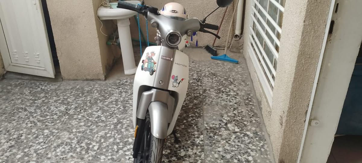 دراجة شحن نوع هونده بطارية ليثيوم سرعة 25 تمشي 50 كيلو السعر 665 الف رقم الهاتف ***********
