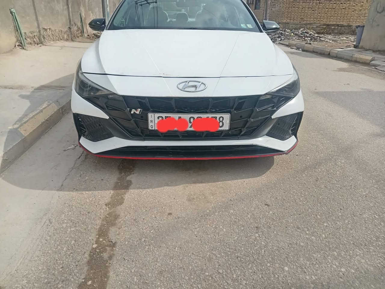 للبيع وراد أمريكي
 معوقين رقم ذي قار 
مكان السيارة ناصريه 
التفاصيل أكثر اتصال 
*********** 

مواصفات النترا ان لاين

￼

￼

￼

+4

هيونداي النترا ان لاين (Elantra N Line) هي نسخة رياضية متوسطة تجمع بين التصميم الجريء والأداء القوي، 

مزودة بمحرك 1.6 لتر تيربو GDI يولد قوة 201 حصان وعزم 265 نيوتن متر، متصل بناقل حركة DCT من 7 سرعات. تتميز بلمسات رياضية خارجية (جنوط 18، مخارج عادم مزدوجة) ومقصورة بمقاعد رياضية جلدية وعجلة قيادة N. 

￼Hyundai UAE +3

أبرز مواصفات النترا N Line (موديلات 2023-2025):

المحرك والأداء:

المحرك: 

￼

 لتر 

￼

 سلندر تيربو 

￼

 (1.6T).

القوة: 201 حصان.

عزم الدوران: 265 نيوتن متر.

ناقل الحركة: أوتوماتيك مزدوج القابض (DCT) بـ 7 سرعات.

نظام الدفع: أمامي (FWD).

التسارع: 7.9 ثانية من 0-100 كم/ساعة.

التصميم الخارجي (N Line):

جنوط رياضية مقاس 18 بوصة بتصميم N.

شبك أمامي رياضي مع شعار N Line.

مخارج عادم مزدوجة بلمسة رياضية.

مرايا جانبية سوداء لامعة.

جناح خلفي (Spoiler) مدمج.

التجهيزات الداخلية والتقنية:

مقاعد رياضية حصرية من جلد و"كانتارا" مع خياطة حمراء.

عجلة قيادة رياضية N مع ناقل حركة ممتد (Paddle Shifters).

شاشة عدادات رقمية (LCD) بالكامل مع شاشة ترفيه كبيرة (10.3 بوصة تقريباً) تدعم Apple CarPlay و Android Auto.

إضاءة محيطية (64 لون).

شحن لاسلكي ومفتاح ذكي.

الأمان والسلامة:

وسائد هوائية أمامية وجانبية.

نظام الثبات الإلكتروني (ESC) وتوزيع الفرامل (EBD).

أنظمة متقدمة مثل تحذير مغادرة المسار، الكشف عن النقطة العمياء، والتصادم الأمامي. .
مواصفات النترا ان لاين

￼

￼

￼

+4

هيونداي النترا ان لاين (Elantra N Line) هي نسخة رياضية متوسطة تجمع بين التصميم الجريء والأداء القوي، 

مزودة بمحرك 1.6 لتر تيربو GDI يولد قوة 201 حصان وعزم 265 نيوتن متر، متصل بناقل حركة DCT من 7 سرعات. تتميز بلمسات رياضية خارجية (جنوط 18، مخارج عادم مزدوجة) ومقصورة بمقاعد رياضية جلدية وعجلة قيادة N. 

￼Hyundai UAE +3

أبرز مواصفات النترا N Line (موديلات 2023-2025):

المحرك والأداء:

المحرك: 

￼

 لتر 

￼

 سلندر تيربو 

￼

 (1.6T).

القوة: 201 حصان.

عزم الدوران: 265 نيوتن متر.

ناقل الحركة: أوتوماتيك مزدوج القابض (DCT) بـ 7 سرعات.

نظام الدفع: أمامي (FWD).

التسارع: 7.9 ثانية من 0-100 كم/ساعة.

التصميم الخارجي (N Line):

جنوط رياضية مقاس 18 بوصة بتصميم N.

شبك أمامي رياضي مع شعار N Line.

مخارج عادم مزدوجة بلمسة رياضية.

مرايا جانبية سوداء لامعة.

جناح خلفي (Spoiler) مدمج.

التجهيزات الداخلية والتقنية:

مقاعد رياضية حصرية من جلد و"كانتارا" مع خياطة حمراء.

عجلة قيادة رياضية N مع ناقل حركة ممتد (Paddle Shifters).

شاشة عدادات رقمية (LCD) بالكامل مع شاشة ترفيه كبيرة (10.3 بوصة تقريباً) تدعم Apple CarPlay و Android Auto.

إضاءة محيطية (64 لون).

شحن لاسلكي ومفتاح ذكي.

الأمان والسلامة:

وسائد هوائية أمامية وجانبية.

نظام الثبات الإلكتروني (ESC) وتوزيع الفرامل (EBD).
