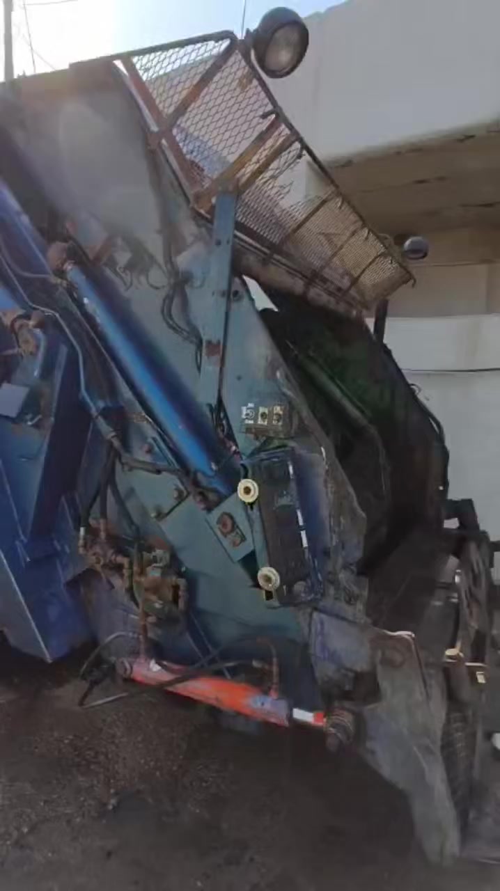 السلام عليكم هينو انكر كابسا8ونص السياره جديده وجاهزه فول عادي مكينه كير شاصي كفاله عاما رقم بصره 2016بسمنه منضومت حاويات تخم تاير حداديه كله جديده العنوان بصره ايي ستفسار على رقم ***********
