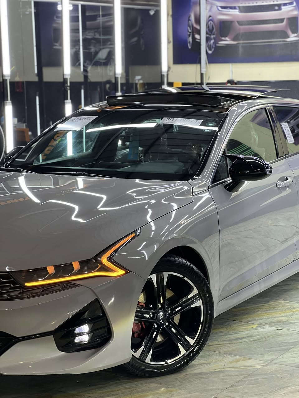 السلام وعليكم

للبيع 

KlA (K5) GT LiNE  2022 

لون سمنتي المميز فول 1/1 داخل احمر 

المواصفات : 

فتحة سقف بانوراما 

بصمة تشغيل وتشغيل عن بعد 

داخل احمر جلد مع ختومات ال GT 

محرك 1600 توربو ✈️ 

بريك بصمة 

مثبت سرعة 

رادار امامي ومانع تصادم 

رادار خلفي وتوقف ذاتي 

رادار جانبي 

نقطة عمياء 

مقعد السائق كهرباء 

اشاير بل مري 

شاشة كبيرة لمس 

نضام ABS 

كامرة خلفية دوارة 

حساس اطارات 

تحكم استيرن 

صندوق كهربايي 

شاشة اعطال 

5وضعيات قيادة 

شحن لاسلكي 

مصابيح LED 

كشاف ضباب 

وباقي المواصفات معروفة 

السيارة بحالة الوكاله بدون ايربك السيارة 

الحادث ربع جاملغ امامي جهة السايق مع تعديل PDR جامغ الخلفي صور الحادث بلمنشور 

العنوان موصل 

*********** 

***********

