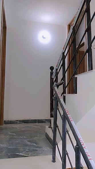 السلام وعليكم 
دار البيع مساحة 50 متر طابقين كامل وجاهز 
مشطب درجة اولى غرفتين نوم سويت 
استقبال وصالة ومطبخ مشترك ومنور وصحيات 
واجهة لوح سراميك 
أرضية بورسلين وجدران لوح بورسلين الدار فول شغلة 
بمجمع العدل الثاني شارع مفتوح 
والسعر مناسب 
*********** بي واتساب
