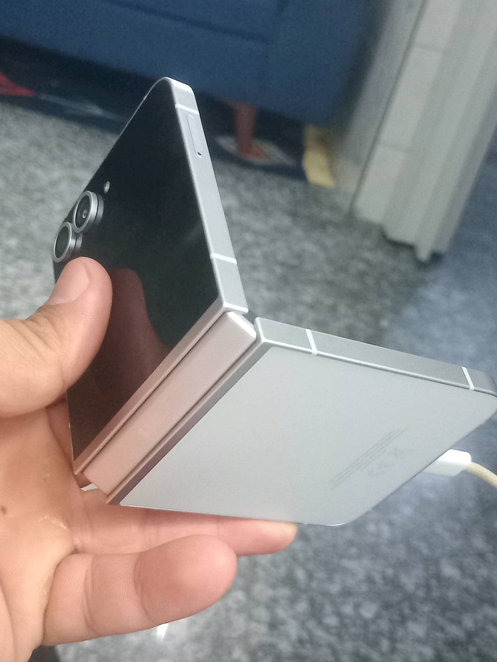سامسونك Zفليب 6 ذاكرة ٥١٢ رام ١٢😍 نظيف جدا  واخو الجديد 
استعمال بيت وبي طخة صغيرة واضحة بالصورة 

و بدون ملحقات يرجى الانتباه فقط كارتونة مع الجهاز 

الجهاز مواصفاته قوية ومعروفة المعالج سناب دراكون ٨جين ٣ صوت ستيريو عالي و واضح 

السعر ٦٧٥ الف😍 وبي مجال للشراي ويدلل
