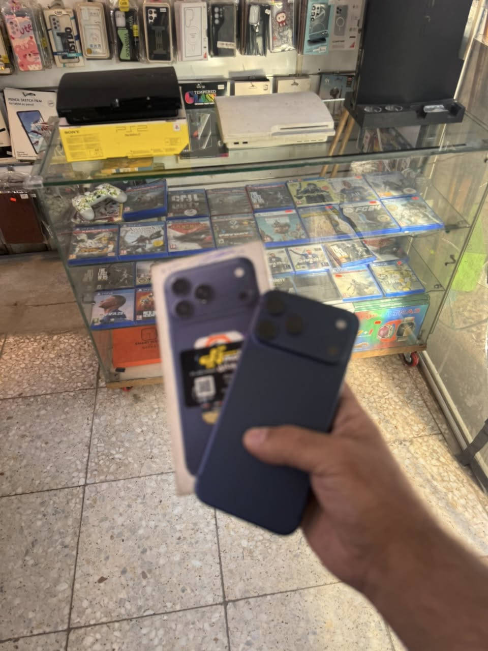 للبيع ايفون ١٧ برو ماكس Esim ذاكرة ٥١٢ بطارية ١٠٠٪؜  السعر مليون و٩٥٠ اتصال  ***********

