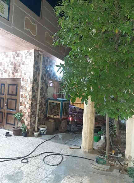 الدار للبيع في حي القادسية متكون من أربع غرف نوم طابقين الطابق الأول غرفة نوم واستقبال وغرفة ضيوف ثانية مع صالة وحمام ومطبخ والطابق الثاني ثلاث غرف نوم وحمام وسطحين القاط الأول الأرضية كاشي والقاط الثاني الأرضية سيراميك حتى السطح الأول سيراميك  المساحة للبيت ١٦٠ متر الوجه تقريبا ٩ونص والنزال ١٧ متر مع كراج وحديقة من جانبين والبيت ركن ومع البيت كاونتر تفصال مع غرفة نوم قاطين اخت الجديدة وهذا رقمي انا صاحب الدار (***********) طابو زراعي قرار ٢٥ وسعر البيت [١٣٠] وبي مجال للشراي
