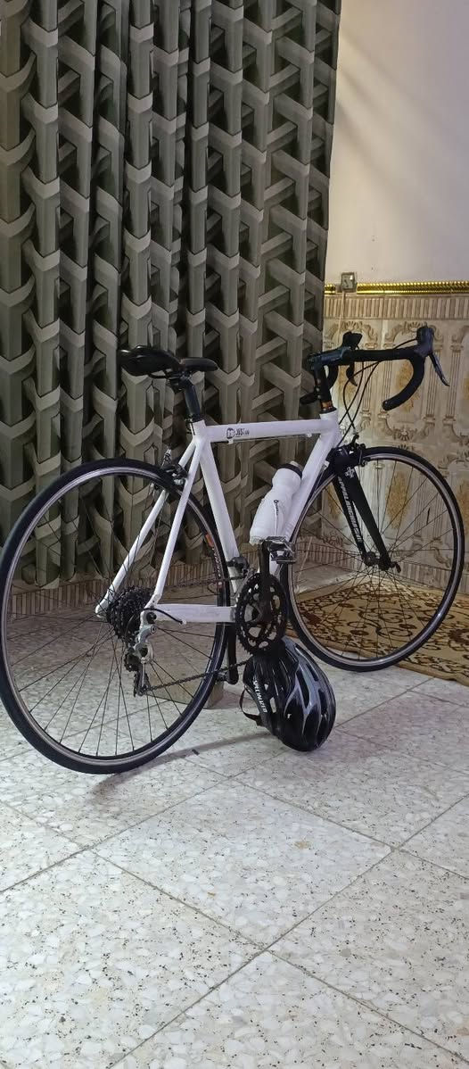 *🚴 للبيع بايسكل رود سباق نظيف جداً 🚴*

*الماركة:* JUSin – ماركة معروفة وعملية  
*اللون:* أبيض ثلجي × أسود سبورت  
*الحالة:* مستعمل نظيف، بحالة الوكالة ما متعوب، جاهز للركوب فوراً

*المواصفات
- *البدي:* ألمنيوم خفيف وقوي  
- *الماشة:* ألمنيوم خفيفه تحمل وزن 
- *الكير:* شيمانو Shimano رود 2×8 سرعات    
- *الشفترات:* رود ستيرن كور – تحكم سريع  
- *البريكات:* كليبر أمامي خلفي قوية ومضبوطة  
- *الويل:* قياس 700C مال سباق، تايرات نظيفة  
- *الملحقات:* يجي وياه مطارة مي أصلية  
و خوذة اصليه 

*المميزات:*  
✅ خفيف بالشيل وبالركوب  
✅ مناسب للرياضة اليومية والمسافات المتوسطة  
✅ كلشي بيه بلادي ما مبدل بيه شي  

*سبب البيع:* التحديث لموديل أعلى

*السعر:* 300 ألف دينار عراقي وبيه مجال شراي يدخلي خاص ونتفق


**إذا كنت صاحب هذا الإعلان وتريد حذفه لأي سبب، رجاءا أرسل رسالة إلى الدعم الفني**