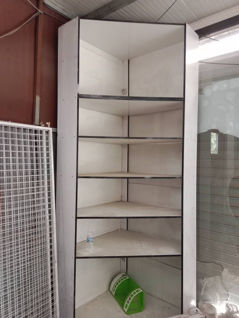 السلام عليكم عندي بضاعه مجمع تجاري كلشي وكلاشي للبيع بضاعه متفرقه كما واضح بل صورةباترينات رفوف وسفن رفوف ***********
