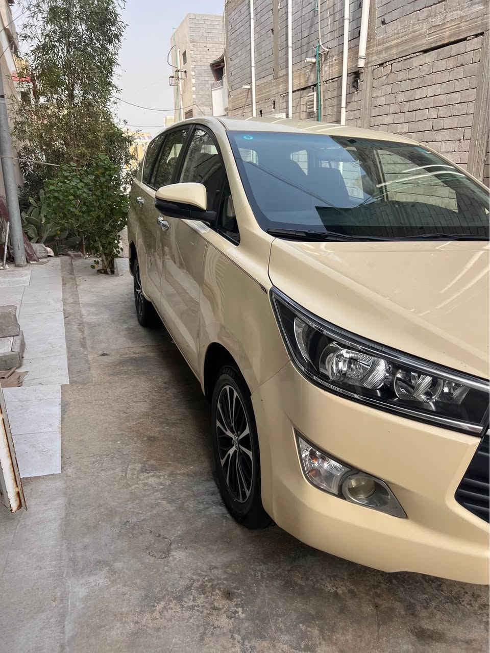 انوفا 2022 تكسي دبي 
خليجي 
محرك 2700 
7 راكب 
بيها رشات صبغ 
تخم تاير جديد 
حدادية ١٠٠٪؜
كير مكينه كفاله 
تبريد بلادي ٣ قطع 
كشنات جلد 
كهربائيات كلها شغاله 
***********
السعر 175 ورقه 
مكانها بالبصره 
رقم بغداد 
تريد وكاله تحويل موجود البصرة, العراق
