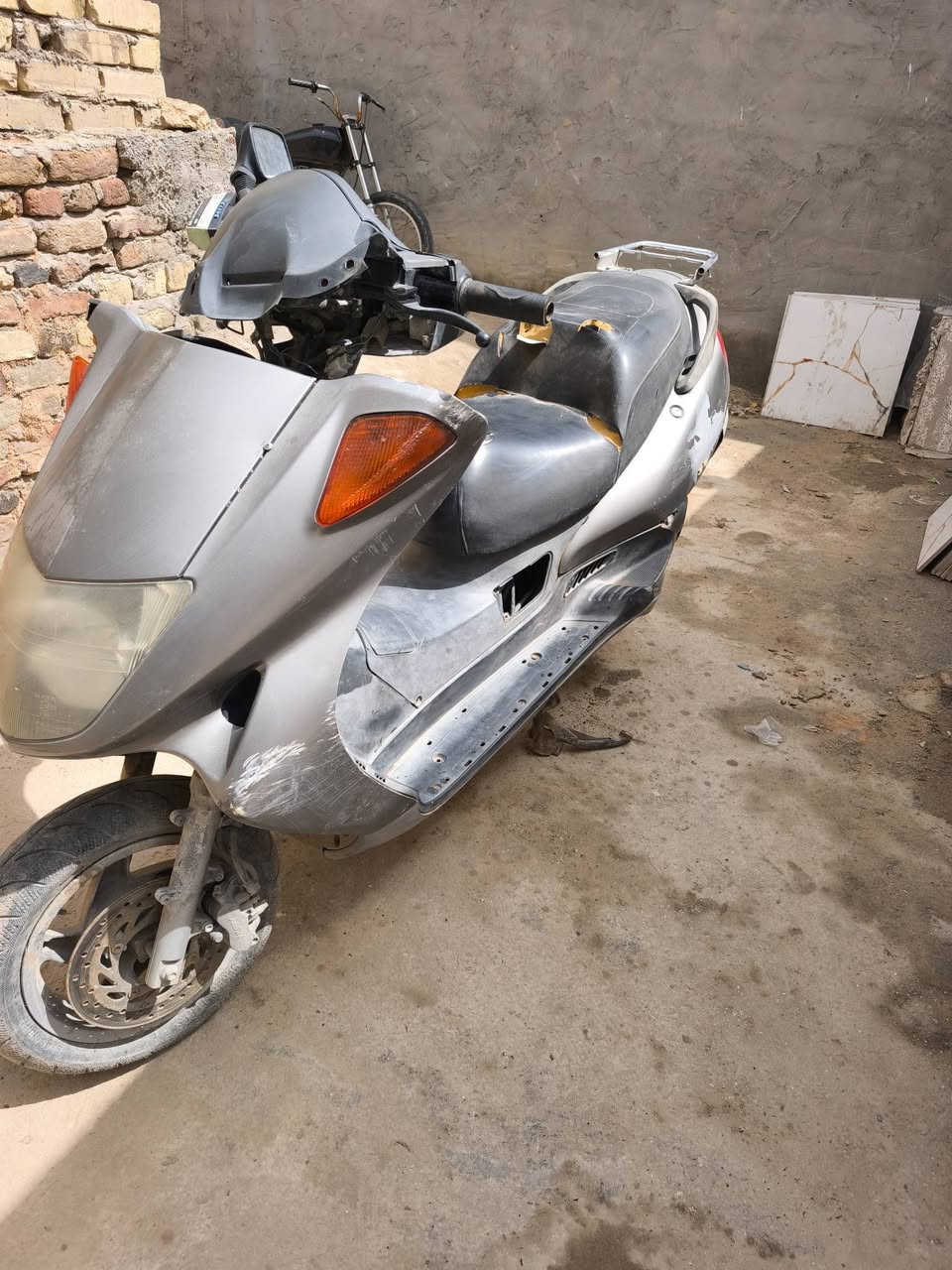 دراجه للبيع هوندا فورسايت.   نقصها بس باتري  هيه بيها ثنين بس كعدن لان صالي ١٥ يوم ما مشغلها  مكاني كوفه.  السعر ٢٦٠و


**إذا كنت صاحب هذا الإعلان وتريد حذفه لأي سبب، رجاءا أرسل رسالة إلى الدعم الفني**