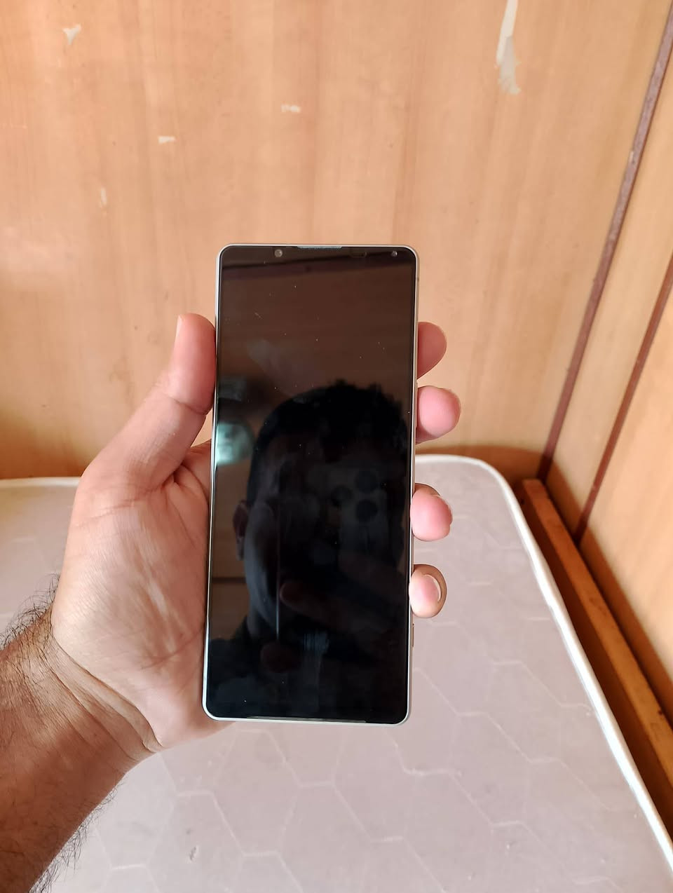 السلام عليكم سوني xperia 1 v mark 5 بي طبع بالشاشه سعره 225 المكان بعقوبه  نضافه 100باالميه
Sog 10 
النسخة اليابانية الاصلية مواصفاته غنية عن التعريف

عملاق سوني للمراوس

مميزات Sony Xperia 1 V

 معالج قوي جدا: الهاتف يأتي مزود بمعالج Snapdragon 8 Gen 2 بدقة تصنيع 4 نانومتر، المعالج يقدم أداء قوي جدا ويعتبر من اقوى المعالجات بدون منازع

 شاشة ممتازة: هاتف Sony Xperia 1 V يأتي بشاشة ممتازة من نوع OLED، الشاشة بدقة +4K ومحمية بطبقة زجاج من نوع غوريلا جلاس Victus 2

 دعم 120 هرتز: الهاتف يدعم معدل تحديث الشاشة 120 هرتز

 كاميرا ممتازة: الهاتف يأتي مزود بثلاث كاميرات خلفية بدقة 48 و 12 و 12 ميجابكسل، الكاميرات تقدم أداء في التصوير يعتبر ممتاز جدا، مع دعم إمكانيات محترمة مثل التقريب البصري حتى 3.5x وتقنية التثبيت البصري OIS وتصوير الفيديو بدقة 4K بمعدل 30/60/120 إطار في الثانية

 بطارية كبيرة: الهاتف يأتي بسعة بطارية كبيرة (5000 مللي أمبير)

 مقاوم للماء والغبار: هاتف Sony Xperia 1 V يأتي مقاوم للماء والغبار بمعيار IP65 و IP68، مقاومة الماء تصل الى عمق 1.5 متر ولمدة 30 دقيقة تحت الماء


**إذا كنت صاحب هذا الإعلان وتريد حذفه لأي سبب، رجاءا أرسل رسالة إلى الدعم الفني**