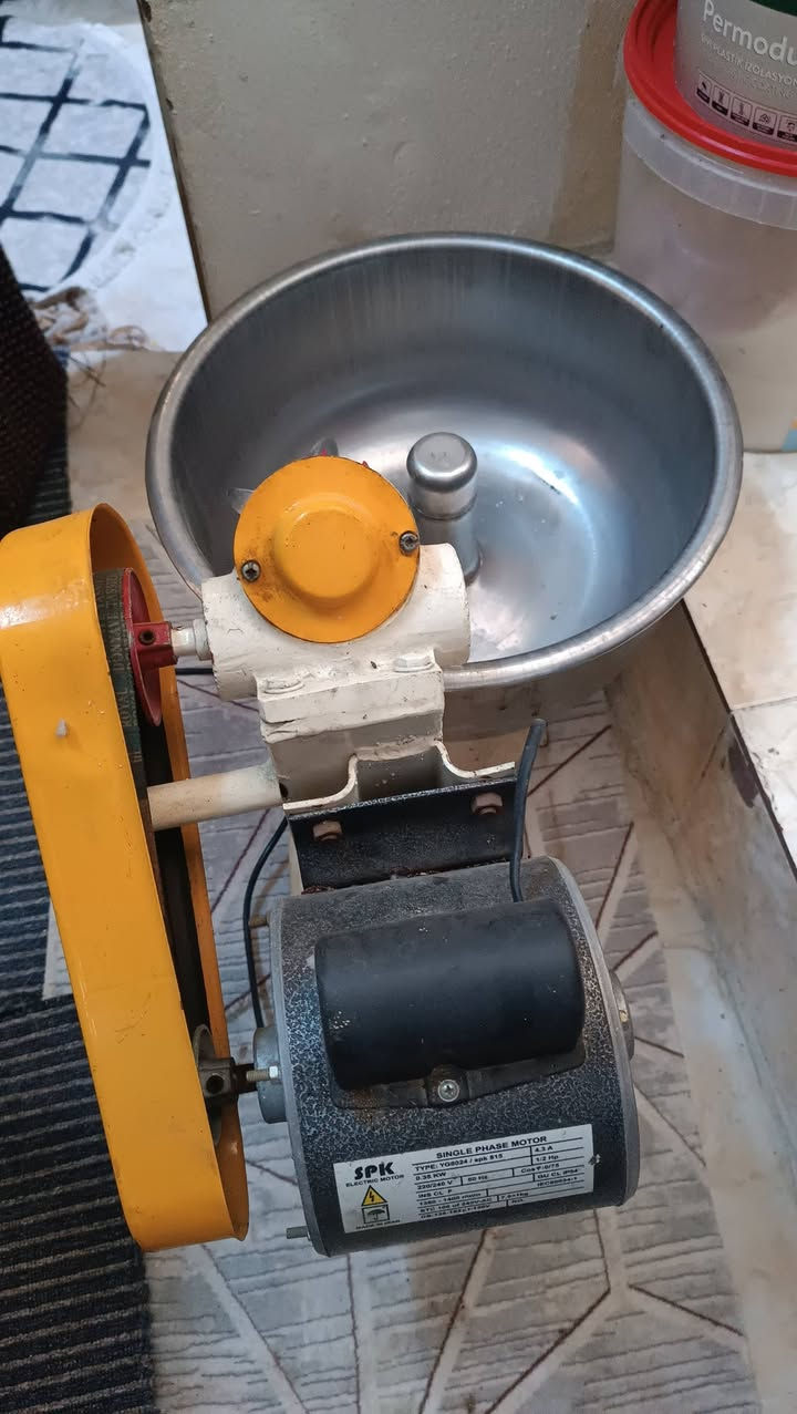 عجانة خبز نضيف 100$
مكينة لحمة 25الف 
***********
